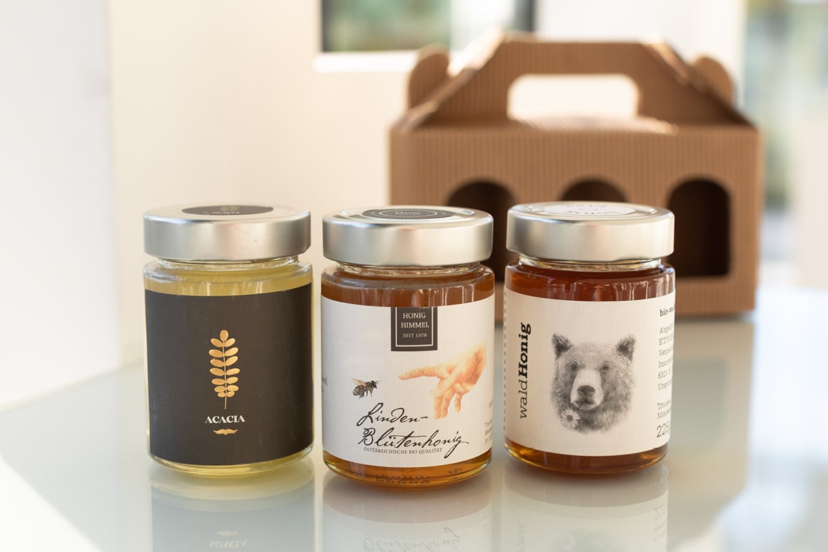 Zu sehen ist sind Honiggläser im Rahmen des ETIVERA Etiketten-Award.