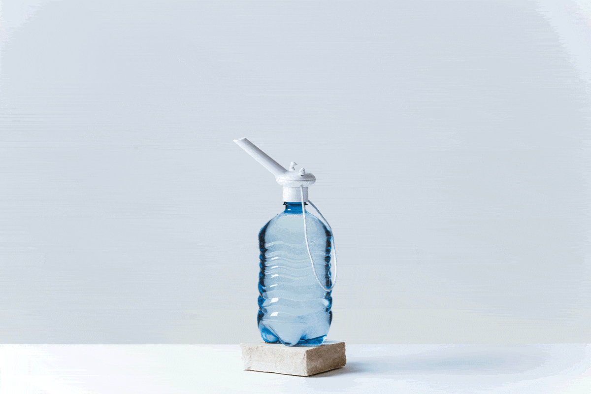 Die Animation zeigt Wasserflaschen mit einem nachhaltigen Schraubaufsatz des Projekts "Nachhaltig gießen".