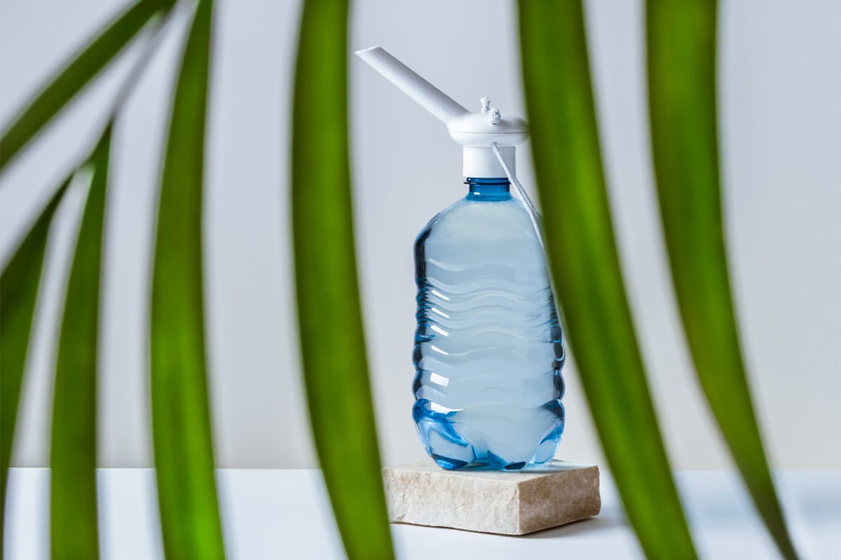Zu sehen ist eine Wasserflasche und ein nachhaltiger Schraubaufsatz des Projekts "Nachhaltig gießen".