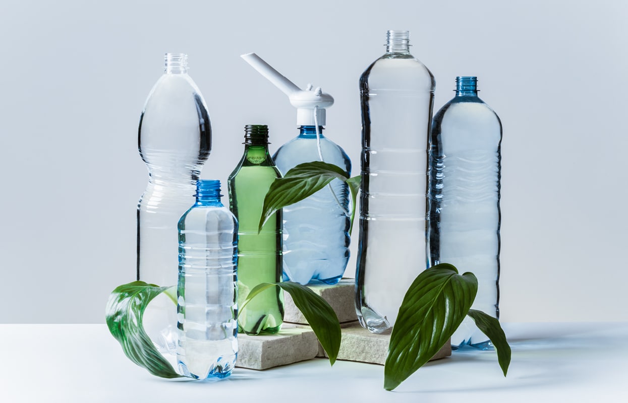 Das Bild zeigt Wasserflaschen mit einem nachhaltigen Schraubaufsatz des Projekts "Nachhaltig gießen".