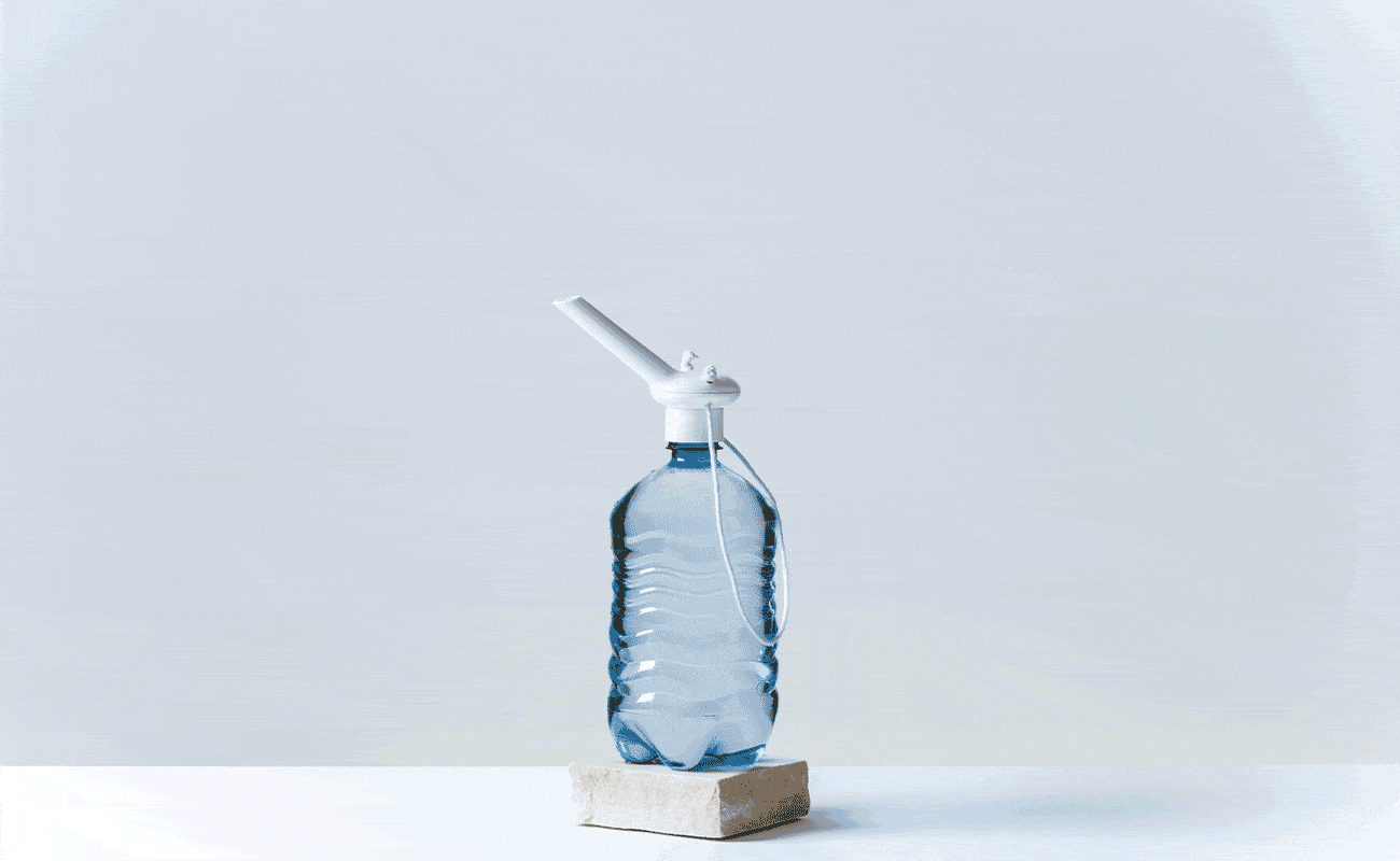 Die Animation zeigt Wasserflaschen mit einem nachhaltigen Schraubaufsatz des Projekts "Nachhaltig gießen".
