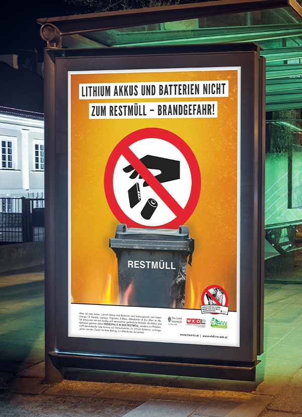 Abgebildet ist ein Plakat der groß angelegten Trenn- und Bewusstseinskampagne "Tickende Zeitbomben im Restmüll". Auftraggeber waren das Land Steiermark, die Wirtschaftskammer Steiermark und die steirischen Abfallwirtschaftsverbände.