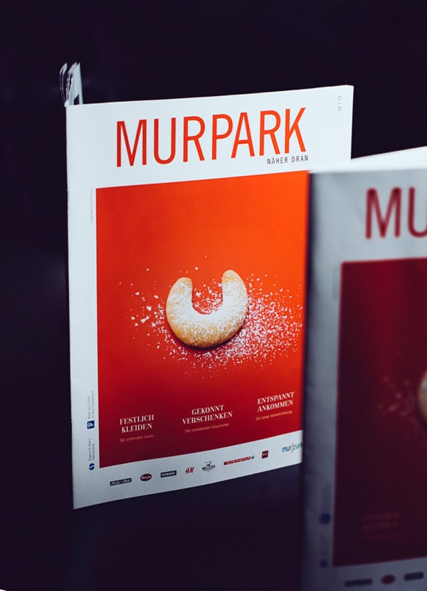 Auf dem Foto ist das Cover des Murpark Weihnachts-Magazins dargestellt. Darauf ist ein Vanillekipferl abgebildet.