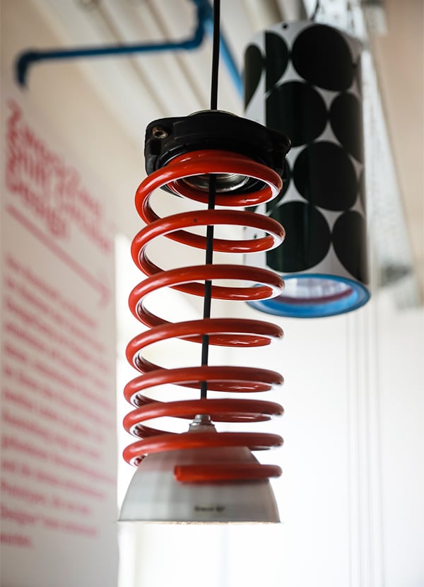 Das Foto zeigt eine upgecycelte Lampe aus Dichtungsringen des Unternehmens Industrial Seals.