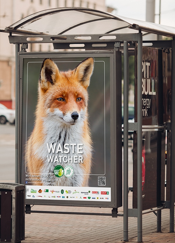 Man sieht ein Plakat der "verMIST! - Stop Littering" Kampagne mit der Aufschrift "Waste Watcher".