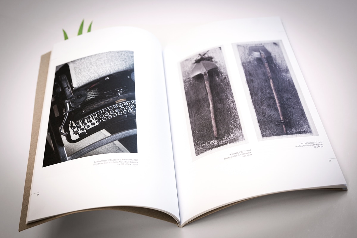 Dieses Foto zeigt eine Doppelseite des Katalogs "eARTh Künstlerklausur" der styrianARTfoundation.